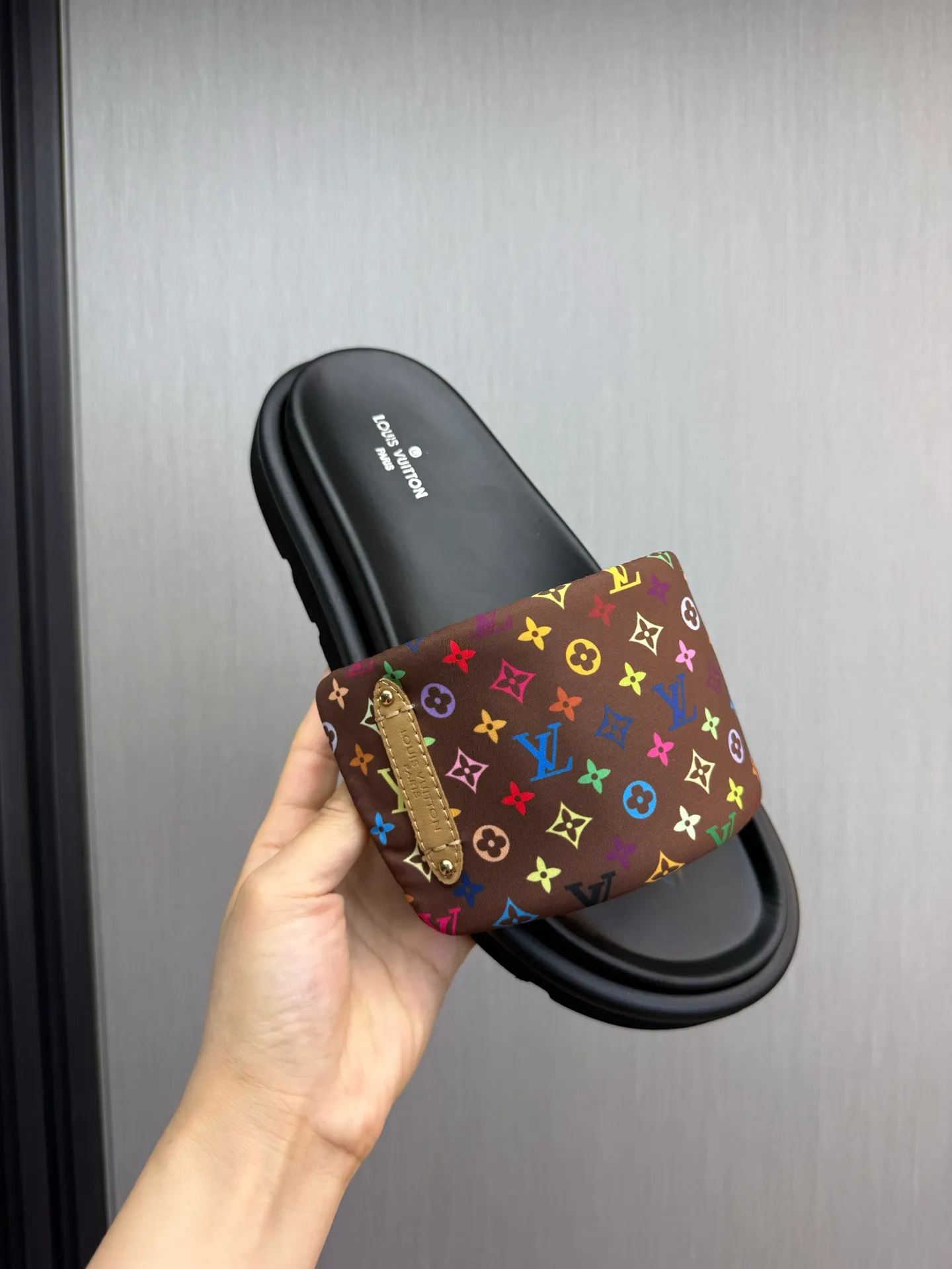 Men's shoes 💰360💰 Lv. hot selling men's slippers 🔥 🩴Official website one to one production 38-45 sizes 45 46 🉑️Customized!